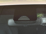 【トヨタセーフティセンス】走行中に前方の車両等を認識し、衝突しそうな時は警報とブレーキで衝突回避と被害軽減をアシスト。より安全にドライブをお楽しみいただけます。