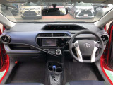 シンプルながら機能性溢れる運転席廻りです。視界性もよく、運転しやすいですよ。