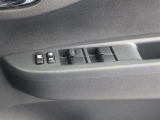 運転席窓操作部です。後席も一括で操作ができ便利ですね。