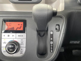 【オートエアコン】一度お好みの温度に設定すれば、車内の温度を検知し風量や温度を自動で調整。暑い&hellip;寒い&hellip;と何度もスイッチ操作をする必要はありません。快適な車内空間には必須の機能ですね♪