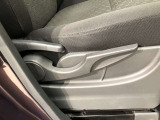 運転席シート座面は上下アジャスター付きです。お好みの位置に調整可能です。