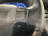 ステアリングスイッチ付きで、運転中に視線を前に向けたまま操作できます。