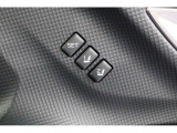 運転席のシートポジションを2か所記憶させることがシートメモリー機能が付いております。ボタンを押すと設定したシートポジションに自動で動きます♪
