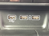 USBチャージャー付きで、スマホなどの充電が手軽に行えます。日常使いにうれしい装備です。