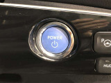 エンジンスタートスイッチです。キーが車内にあれば、エンジンの始動や停止はスイッチを押すだけ!キーを取り出す手間を省き、ワンプッシュで操作できるので簡単でスムーズです。