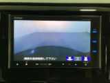 ギヤをR(バック)に入れるとナビの画面に後ろの映像が映るリアカメラ付です。後退時、コンディションが悪い視界でもカラーバックモニターがドライバーをサポートします。