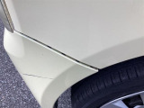 フロントバンパーは段差が付いてます。