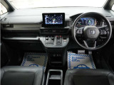 運転にかかわる様々な操作を安全に行えるように視点移動が少なく、操作性に配慮されたスイッチ類が凝縮されたコクピットです。