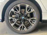 BMWの純正アロイホイールは軽量かつ強度にも優れているホイールで走行性能を引き上げる設計になっております。足元にもBMWは妥協がなくこだわっている個所になります。