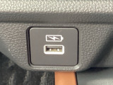 USBチャージャー付きで、スマホなどの充電が手軽に行えます。日常使いにうれしい装備です。