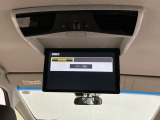 【後席用プルダウンモニター】後ろに乗車している人を飽きさせません♪ テレビやDVDビデオを見ながら楽しいドライブを♪使わない時は格納できますので、ジャマになる事もありません♪