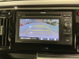 リバースギアに入れるだけで後方の表示へ切り替わります。夜間や雨の日の駐車も楽になりますよ。