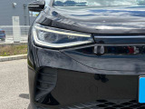 LEDマトリックスヘッドライト「IQ.LIGHT」。対向車や先行車を検知し、LEDを個別制御。まぶしさを抑えながら、夜間の視界をしっかり確保します。