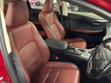運転席の画像です。足元やシートまわりに余裕があり、リラックスした姿勢で運転が可能です。視界も良好で操作系へのアクセスもしやすく、快適で安心感のあるドライブをサポートします。