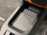 スマートフォンなどがスッキリ置けるセンターコンソールトレイです