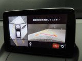 上空から俯瞰した映像で周囲の状況を確認出来る360&deg;ビューモニターです。これで狭い駐車場でも安心ですね。また、隠れたお子様やいつの間にか置かれたカートも確認出来ますね。
