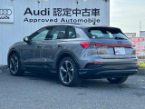 Audiのリヤディフューザーは、車両の後方での空気の流れを整え、乱流を減少させることで、走行安定性を向上させます。またスポーティで洗練された外観を提供し、全体のスタイルに一体感を持たせます。
