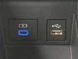 こちらのクルマはUSB接続コネクタも装備されています♪スマホの充電などにお使い下さい。ご旅行中での充電切れも、これなら心配いりませんね!