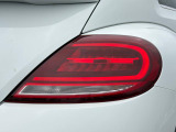 精悍なデザインのLEDテールランプを採用。後方からの視認性高めつつ、スタイリッシュな印象を与えます。