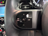 MINIの運転席操作部は、中央に構えるディスプレイが最大の特徴です。航空機を思わせるトグルスイッチなど、直感的で遊び心のあるメカニカルな操作感が、ゴーカートのような走りの高揚感を高めます。
