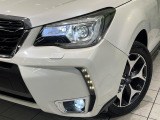【LEDヘッドライト】悪天候や夜間走行時も良好な視界を確保し安心して運転できる高輝度LEDヘッドライトを装備!点灯速度が早く、消費電力も抑えられています。