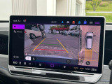 アラウンドビューモニター付きリヤビューカメラ。後方の視界を大画面で視認でき、死角を減らしバック時の安心感を高めます。
