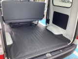 2列目のシートを使用した場合の荷室です。