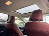 採光性と視界性に優れたガラスルーフを装備。自然光が車内を明るく照らし、開放感ある室内空間を演出。快適なドライブをお楽しみ頂けます。日常から遠出まで快適性を高める人気装備となります。ぜひご確認を!