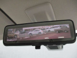 スマートルーミラー装備車両後方のカメラ映像をミラ-面に映し出すので、車内の状況や、天候などに影響されにくく、よりクリアな後方視界が得られます。