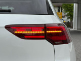 LEDテールランプ(ダイナミックターンインジケーター付き)特徴的な配光パターンによって後続車からの視認性が高まり、万一の追突の危険性を軽減します。