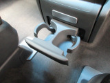 運転席からも助手席からも使いやすい位置にドリンクホルダーを配置しています。