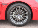 右前 18インチアルミホイール(スタッドレスタイヤ) タイヤサイズは、245/40R18です。「*ホイールロックナットは展示用です」