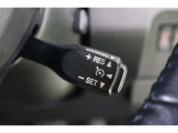 【クルーズコントロール】搭載です。オンにしておけば、高速道路などでアクセルを踏み続けなくてもセットした一定速度を維持してくれます。運転する方の負担を軽減し、疲労軽減に貢献してくれます。