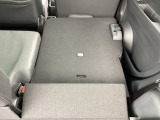 リアシートは簡単に倒すことができるので、ラゲッジルームも広がります。