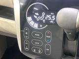 【オートエアコン】一度お好みの温度に設定すれば、車内の温度を検知し風量や温度を自動で調整。暑い&hellip;寒い&hellip;と何度もスイッチ操作をする必要はありません。快適な車内空間には必須の機能ですね♪