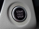 【プッシュスタート】キーが車内にあれば、エンジンの始動・停止はブレーキを踏んでスイッチを押すだけ!キーを取り出す手間を省き、ワンプッシュで操作するので簡単でスムーズ!