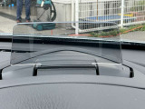【頻繁に確認する項目】 車速度を確認する際にメーターを注視しよそ見をしてしまいますが、ダッシュパネルにメーターが投影されているのでよそ見の防止につながります。