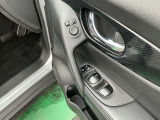 運転席ドア内張(電動格納式カラードドアミラー開閉スイッチ・鏡面調整スイッチ・パワーウインドウスイッチ・フロントスピーカー・ドリンクホルダー)