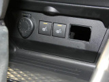 【寒い季節に嬉しい装備】運転席と助手席を暖めるシートヒーターを装備。エアコンより早く座面をじんわりと暖め、冷え込む冬の朝も体への負担を減らし快適に過ごせます。
