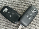 スマートキーは携帯しているだけで、ドアの施錠、解錠、エンジンの始動ができます。