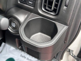 運転席ハンドルの右側にもドリンクホルダーがございます!お飲み物だけではなく、携帯電話なども置けますね♪