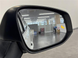 【BSM:ブラインドスポットモニター】ドアミラーでは確認しづらい後側方エリアに他車を検知すると、鏡面のアイコンが点灯します。その際ウィンカーを操作するとアイコンが点滅し、運転者に注意を喚起します。