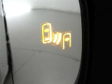 &rdquo;隣の車線を走る車両をレーダーで検知し、ドアミラーでは確認しにくい後側方エリアに存在する車両に加えて、急接近してくる車両も検知します。車両を検知するとドアミラーに搭載されたLEDインジケーターが点灯
