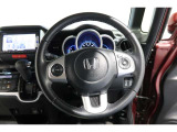 運転中もハンドルでの操作が可能です。特に高速道路等の目が離せない運転時には、便利さだけでなく、安全性も兼ね備えております。