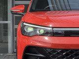 LEDマトリックスヘッドライト「IQ.LIGHT」HD。フロントカメラで対向車や先行車を検知、マトリックスモジュールに搭載されたLEDを個別に制御することで最適な配光を実現。従来よりさらにきめ細かい制御を可能に。