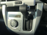操作しやすいATシフトです。 シフトチェンジを気にしなくていいので運転だけに集中できますね。 自然と手に届くところにある、手になじむ形状のシフトノブがいいですね。