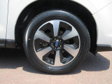 右前 17インチアルミホイール タイヤサイズは、225/60R17です。「*ホイールロックナットは展示用です」