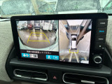後退時に車両の後ろ側をモニター画面に表示します。車庫入れが苦手な人もこれで安心♪