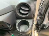 最も気になる室内は、特にこだわってクリーニングしております。マットやシートだけではなく、エアコンの吹き出し口やドアノブの隙間など、様々なブラシや道具を使い分けて、隅々までクリーニングしております。