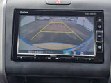 駐車時の安全確認をサポートするバックカメラも使用できます。